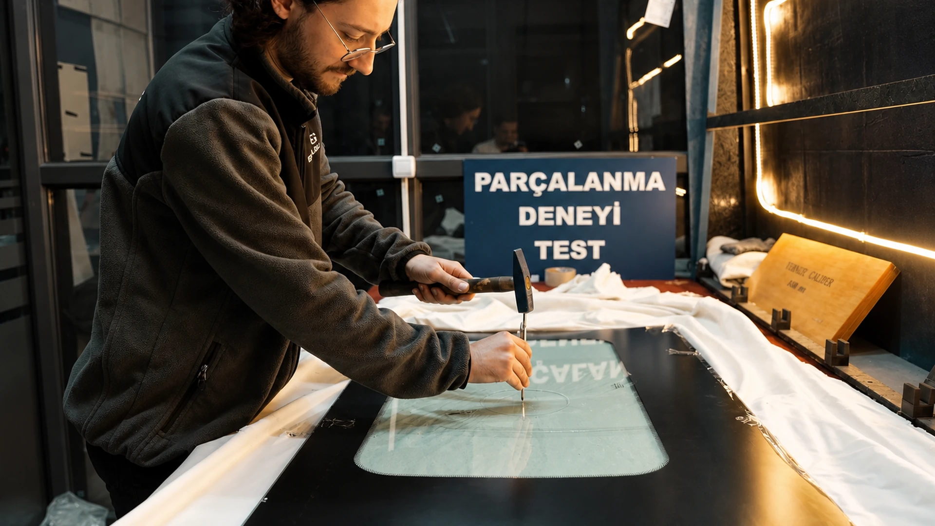Temperli araç camı parçalanma kalite kontrol testi